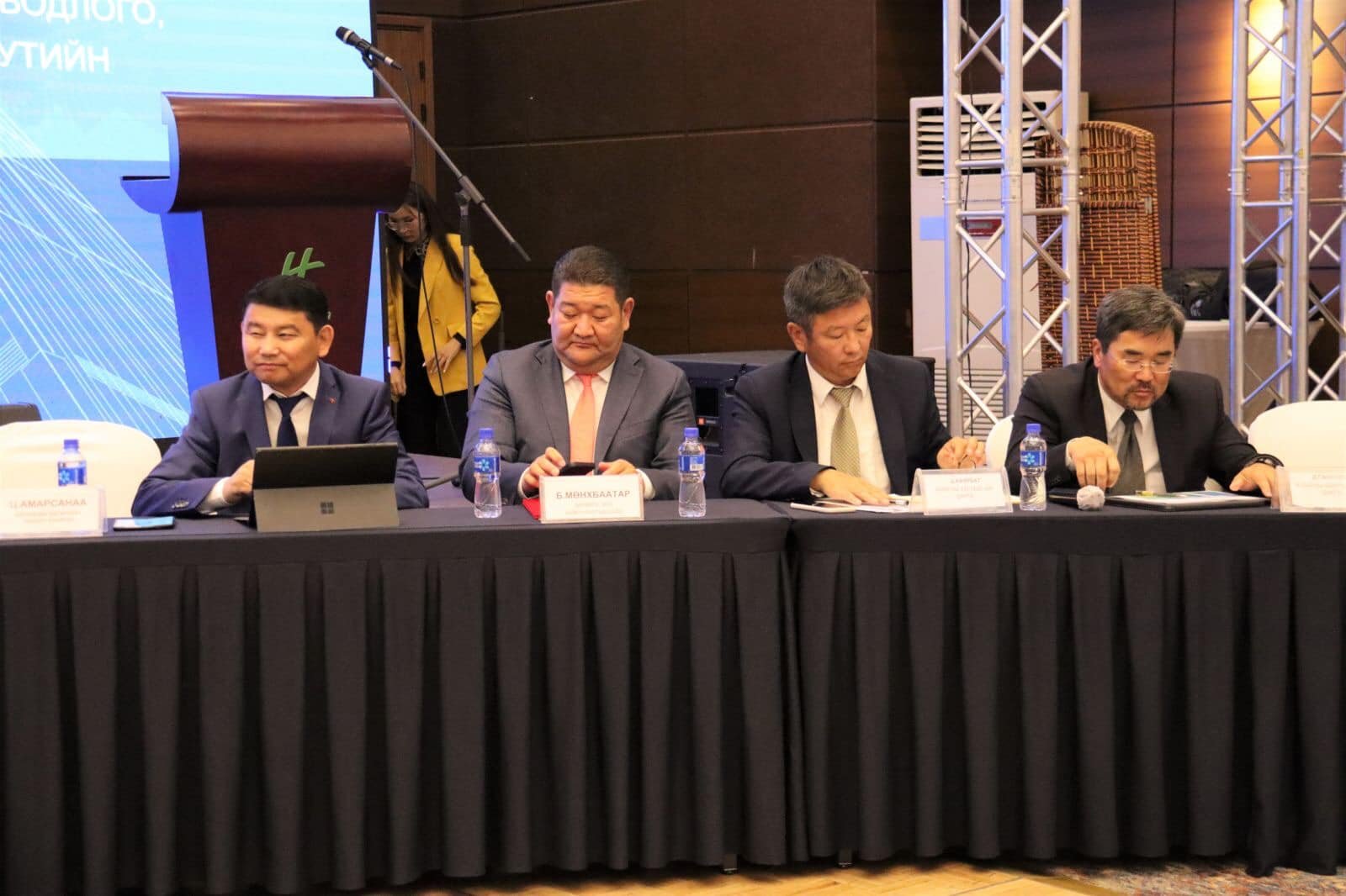 Барилга, хот байгуулалтын сайд зураг төсөл зохиогч нартай уулзлаа