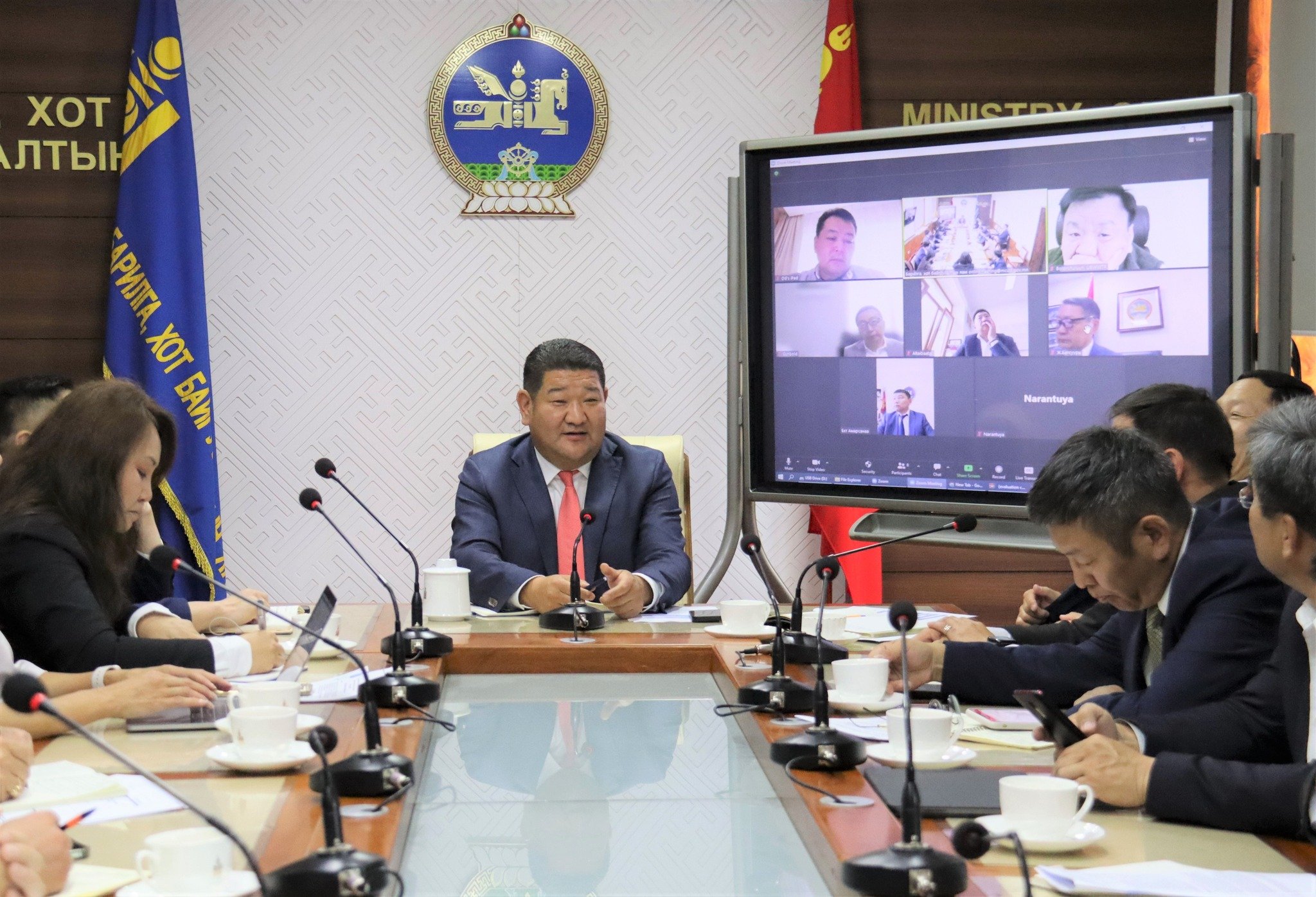 Барилга, хот байгуулалтын сайдын шуурхай хуралдаан боллоо