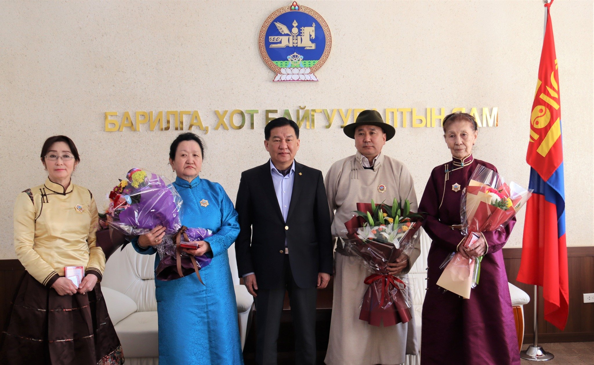 Төрийн дээд одон медаль гардууллаа