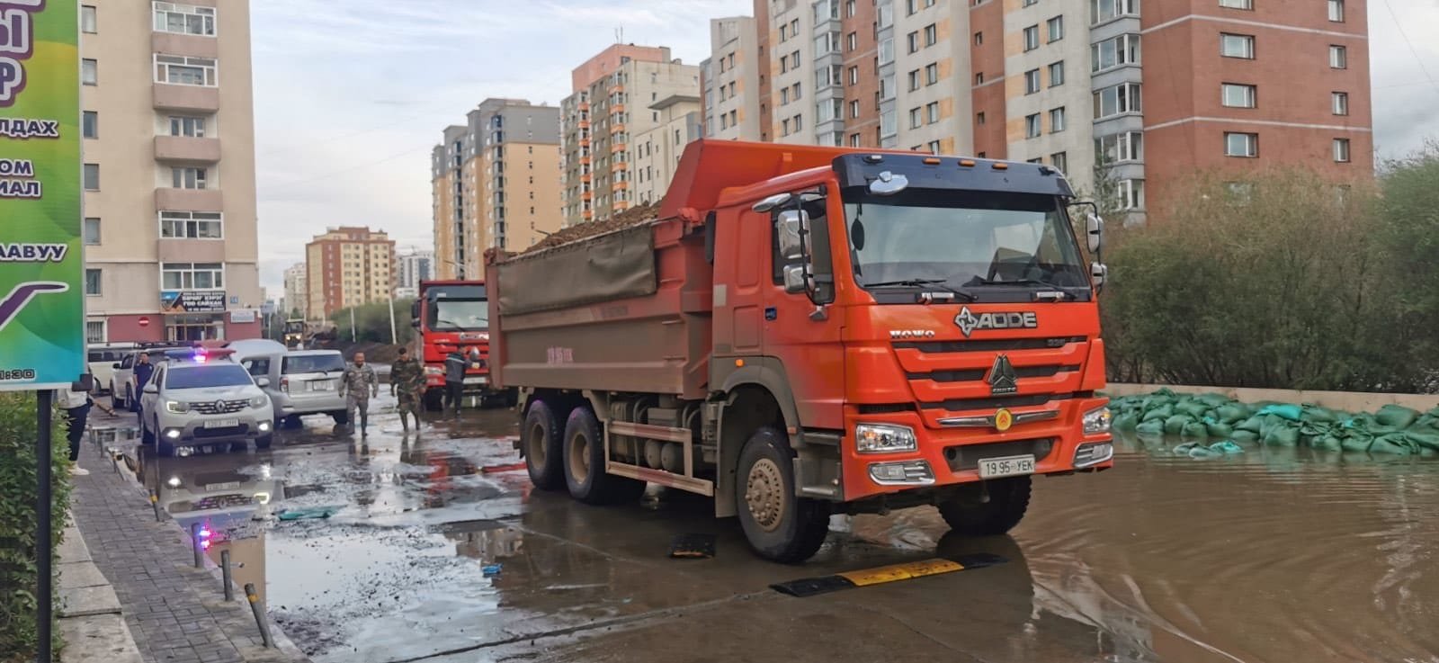 БХБЯ-ны шуурхай штаб: Үерийн аюултай бүсэд ажиллах ачааны автомашины тоог нэмэгдүүлэн ажиллаж байна