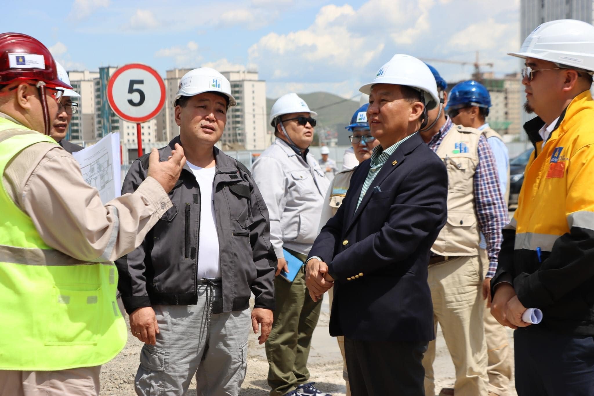 Барилга, хот байгуулалтын сайд “Ногоон нуур-1008” айлын орон сууцны төслийн барилгын талбайд ажиллалаа